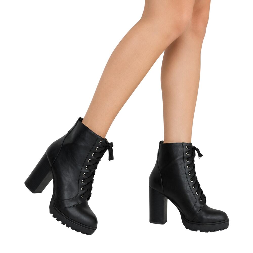 SODA Black Faux Leather Combat Boot Lace Up Ankle Heel Booties Size 8